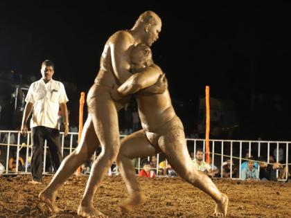 Maharashtra Kesari Prithviraj Patil-Harshvardhan Sadgir wrestling tie in kalmba kolhapur | Kolhapur: महाराष्ट्र केसरी पृथ्वीराज पाटील-हर्षवर्धन सदगीर यांच्यातील कुस्ती बरोबरीत, तीन लाखांच होतं बक्षीस