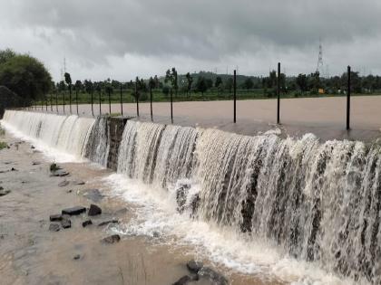 Kalamba Lake overflows in Kolhapur | कोल्हापुरातील कळंबा तलाव ओव्हरफ्लो, पर्यटकांची गर्दी उसळली 