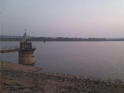 Water level of Kalamba Lake in Kolhapur has dropped, a sign of water scarcity in the beginning of summer | कोल्हापुरातील कळंबा तलावाची पाणीपातळी घटली, उन्हाळ्याच्या सुरुवातीलाच पाणीटंचाईचे सावट 