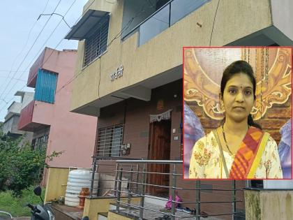 Husband murdered his wife by slitting her throat in Surve Nagar Kolhapur | पतीने केला पत्नीचा गळा चिरून खून, कोल्हापुरातील सुर्वे नगरातील घटना Husband murdered his wife by slitting her throat in Surve Nagar Kolhapur | पतीने केला पत्नीचा गळा चिरून खून, कोल्हापुरातील सुर्वे नगरातील घटना