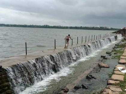 Kalamba Lake in Kolhapur was filled to capacity | कोल्हापूर:..अखेर कळंबा तलाव 'ओव्हरफ्लो', सांडव्यावरून ओसंडून वाहू लागलं पाणी