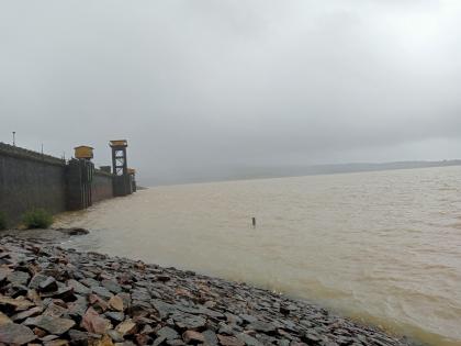 Flood threat to Kolhapur due to release from Radhanagari, Kalammawadi Dam | राधानगरी भरले, दूधगंगेतून पाणी सोडले; कोल्हापूरला पुराचा धोका