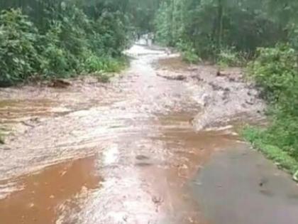 Part of the mountain in the Kalne Mining area was eroded | कळणे मायनिंग परिसरातील डोंगराचा काही भाग खचला