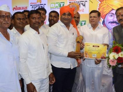  Khandane Sarpanch Kalpana Bawe won the Sarpanch of Sarpanch of the Year Award | खुडाण्यातील सरपंच कल्पनाबाई गवळे यांना लोकमतचा सरपंच आॅफ दि ईअर पुरस्कार