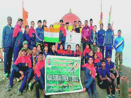 Student soldiers hoisted tricolor on Kalsubai peak; Student soldiers from Devli also participated | छात्र सैनिकांनी कळसूबाई शिखरावर फडकविला तिरंगा