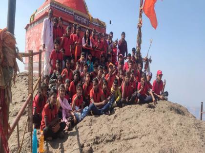 students of zilla parishad school climbed the kalsubai shikhar | जिल्हा परिषद शाळेच्या विद्यार्थ्यांनी सर केले कळसुबाई शिखर