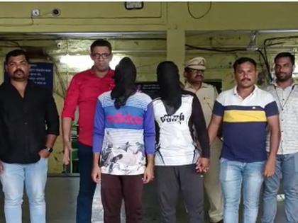 Police have arrested two people who were checking tickets of passengers wearing black coat and white shirt. | काळा कोट, पांढराशुभ्र शर्ट घालून प्रवाशांची तिकीट तपासणी; बोगस टीसीचा झाला भंडाफोड