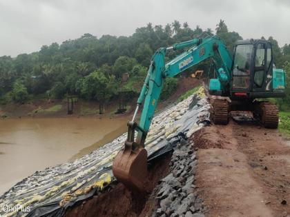 Pitching work of Kalwande Dam has started, Executive Engineer informed that there is no danger to the dam | कळवंडे धरणाच्या घसरलेल्या पिचींगचे काम युध्दपातळीवर, धरणाला धोका नसल्याची कार्यकारी अभियंतांची माहिती