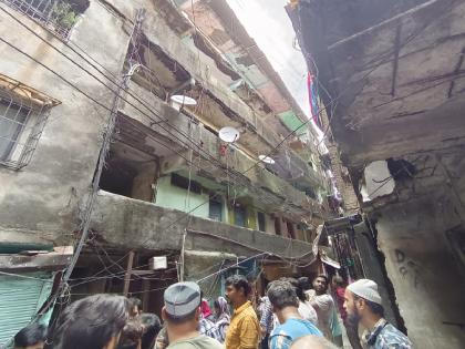 high risk building structure ceiling collapses in kalyan mother daughter are injured | कल्याणमध्ये अतिधोकादायक इमारतीचा सज्जा कोसळला; मायलेकी जखमी