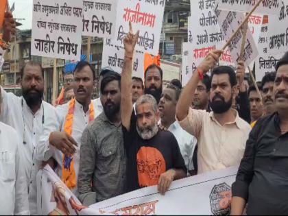 maratha protest in kalyan against jalna incident | कल्याणमध्ये टरबूज तुडवत मराठ्यांनी केला लाठीचार्जचा निषेध