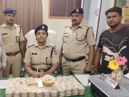 1 crore 73 lakh cash and jewelery found with passenger in train Income Tax department starts investigation | ट्रेनमध्ये प्रवाशाकडे सापडले १ कोटी ७३ लाखांची रोकड आणि दागिने, आयकर विभागाकडून तपास सुरु