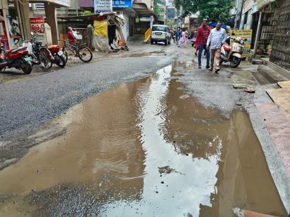 shiv sena former corporator asked where did the 16 crores for filling potholes in kalyan dombivli go | कल्याण डोंबिवलीतील रस्त्यावरील खड्डे भरण्यासाठीचे १६ कोटी गेले कुठे?