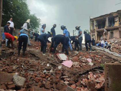 A section of a dangerous building collapsed in Dombivli. | डोंबिवलीत अतिधोकादायक इमारतीचा भाग कोसळला, तीघेजण अडकले