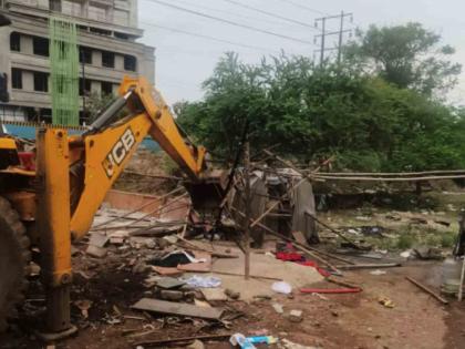 Illegal constructions and encroachments were removed between Manpada Junction and Vika Naka | मानपाडा जंक्शन ते विका नाका दरम्यान बेकायदा बांधकामे आणि अतिक्रमणे हटविली