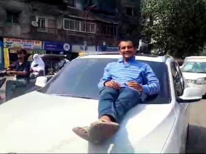 Kalyan: Youth stunts on minor driver's car in Kalyan, police register case | Kalyan: कल्याणमध्ये अल्पवयीन चालकाच्या कारवर तरुणाची स्टंटबाजी, पोलिसांकडून गुन्हा दाखल