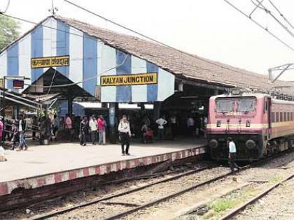 kalyan railway accident deccan queen express while catching train at kalyan station one dead some injured | कल्याण स्टेशनवर मोठा अपघात; धावती एक्स्प्रेस ट्रेन पकडताना तिघांचा गेला तोल, एकाचा मृत्यू