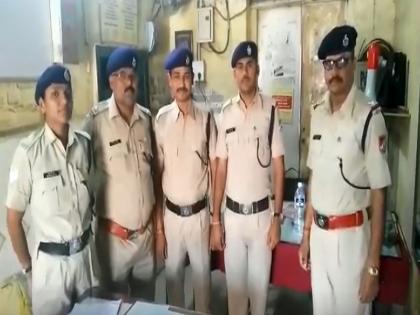 Kalyan: Railway Protection Force police saved two woman And one child | कल्याण : रेल्वे सुरक्षा दलाच्या पोलिसांनी वाचवले 2 महिलांसह एका मुलाचे प्राण, घटना CCTVमध्ये कैद