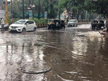 Half an hour of rain flooded the streets Trees fell at various places near Kalyan Dombi | अर्ध्या तासाच्या पावसाने गटाराचे पाणी रस्त्यावर; कल्याण डोंबिवलीत विविध ठिकाणी पडली झाडे