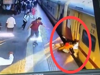 आरपीएफ जवानाच्या सतर्कतेमुळे आईसह बाळाला जीवनदान;  कल्याण रेल्वे स्थानकावरील घटना - Marathi News | Mother and baby fall from moving train, RPF jawan saves them; Incident at Kalyan railway station | Latest kalyan-dombivli News at Lokmat.com