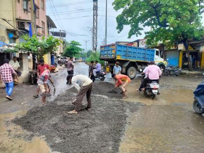 As soon as the video of the rickshaw puller and traffic warden filling potholes in the road went viral | रिक्षाचालक व वाहतूक वॉर्डन रस्त्यातील खड्डे भरण्याचा व्हिडीओ व्हायरल होताच