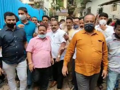 bjp did protest and give warning to shiv sena at kalyan | शिवसेनेनंतर कल्याणात भाजप उतरली रस्त्यावर; पाहा भाजपनं काय दिला सेनेला इशारा? 