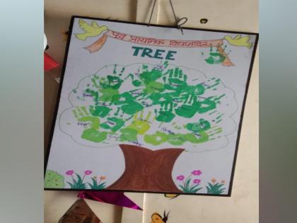 in kalyan first day was celebrated by drawing a picture of tree taking the children hand print on paper a unique initiative by school | बालकांच्या हाताच्या ठशांनी रेखाटले चित्र; कल्याणमध्ये अनोखा उपक्रम 