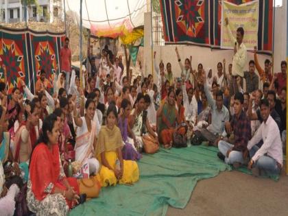 Health workers in Nandurbar: They again started the labor movement | नंदुरबारात आरोग्य कर्मचा:यांचे पुन्हा कामबंद आंदोलन सुरू Health workers in Nandurbar: They again started the labor movement | नंदुरबारात आरोग्य कर्मचा:यांचे पुन्हा कामबंद आंदोलन सुरू