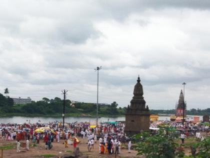 on kamala ekadashi pada sparsha darshan rang went up to gopalpur for the darshan of vitthal | कमला एकादशीला विठ्ठलाच्या दर्शनासाठी पदस्पर्श दर्शनरांग गेली गोपाळपूरपर्यंत