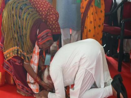 PM Modi bows down before a lady who works on ‘waste to wealth’ as well as women's empowerment, Kendrapara, Odisha Lok Sabha Elections 2024 | कोण आहे 'ही' महिला? जिच्यासमोर पंतप्रधान नरेंद्र मोदी झाले नतमस्तक, 'मन की बात'मध्येही उल्लेख! 