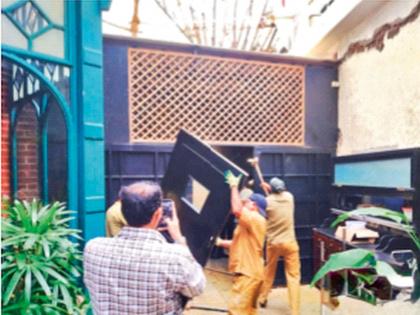 Garment shop license, bar, wine shop opens Misconduct in 'Kamala Mill'; Official construction is being challenged, license cancelled | परवाना गारमेंट शॉपचा, सुरू होते बार, वाइन शॉप! ‘कमला मिल’मध्ये गैरप्रकार; अधिकृत बांधकामावर टाच, परवाना रद्द Garment shop license, bar, wine shop opens Misconduct in 'Kamala Mill'; Official construction is being challenged, license cancelled | परवाना गारमेंट शॉपचा, सुरू होते बार, वाइन शॉप! ‘कमला मिल’मध्ये गैरप्रकार; अधिकृत बांधकामावर टाच, परवाना रद्द