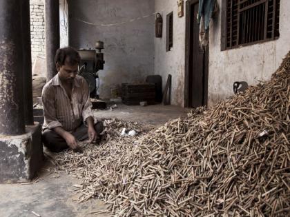 5 million bidi workers in the country on the wind; The central government's 'this' decision caused a crisis | देशातील ५० लाख बिडी कामगार वाऱ्यावर; केंद्र सरकारच्या 'या' निर्णयाने ओढवले संकट