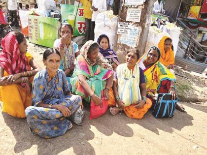 Same hard work but discrimination in wages; Male workers get 700 rupees, while women get only 300 rupees per day | कष्ट तेवढेच पण मजुरीत भेदभाव; पुरुष कामगारांना ७००, तर महिलांना फक्त ३०० रुपये रोज Same hard work but discrimination in wages; Male workers get 700 rupees, while women get only 300 rupees per day | कष्ट तेवढेच पण मजुरीत भेदभाव; पुरुष कामगारांना ७००, तर महिलांना फक्त ३०० रुपये रोज