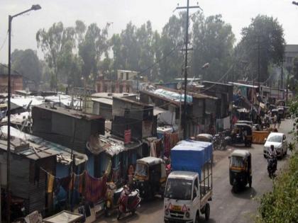 Dont make us bitter outside the house threatened the officer who went to demolish the kamgar putla slum | 'आम्हाला घराबाहेर काढू नका नाहीतर'..., झोपडपट्टी पाडण्यासाठी गेलेल्या अधिकाऱ्याला धमकावले