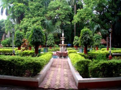 poet laureate gathered in kamla nehru park | हिरवाईने नटलेल्या उद्यानात नामवंत कवींनी कवितांतून शिंपले आनंदाचे तुषार 