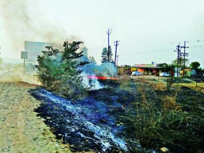 Local residents and drivers suffer due to the increase of plastic waste on the highway, smoke pollution | महामार्गावर प्लॅस्टिक कच-याचा धूर, प्रदूषण वाढल्याने स्थानिक नागरिक व वाहनचालक त्रस्त