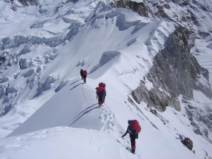 wonderful.. courageous..! kanchenjunga trek successful in Strongly wind and snowful | जिगरबाज..कौतुकास्पद..! सोसाट्याचा वारा, जोरदार बर्फवृष्टीत कांचनजुंगा सर... 