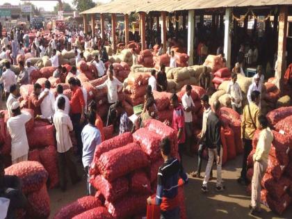 Market 'Housefull' by Onion Beans | कांद्याच्या गोण्यांनी मार्केट ‘हाऊसफुल्ल’