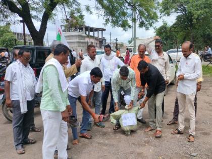 'शासनाचे धोरण हेच शेतकऱ्याचे मरण'; कांदा प्रश्नी स्वाभिमानीचे जोडे मारो आंदोलन