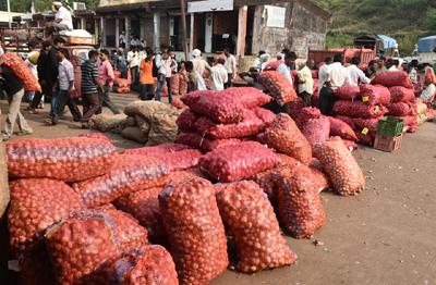 Ananda is crying on Diwali. | ऐन दिवाळीत कांदा रडवतोय..