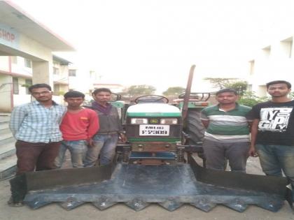 The automated device of the onion harvesting made by the students | विद्यार्थ्यांनी बनविले कांदा काढणीचे स्वयंचलित यंत्र