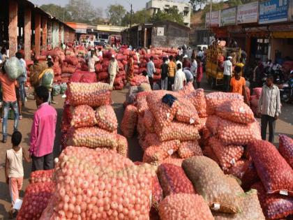 Hundreds of Quintal towels due to siblings fall onion | भावाअभावी शेकडो क्विंटल कांदा पडून