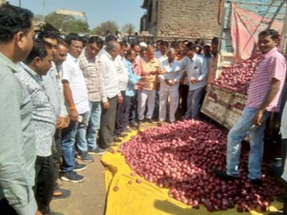 Pimplener Onion Market Launched | पिंपळनेरला कांदा मार्केट सुरू Pimplener Onion Market Launched | पिंपळनेरला कांदा मार्केट सुरू