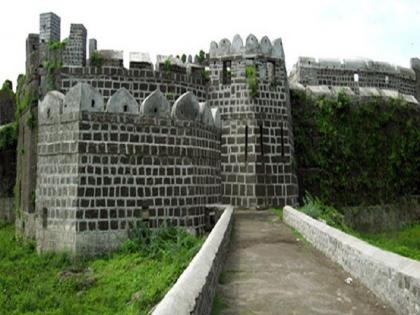 The centerpiece of attraction leads to the fort of Kutch in Kandahar; Over a lakh tourists visited the place during the year | कंधारचा भूईकोट किल्ला ठरतोय आकर्षणाचा केंद्रबिंदू; वर्षभरात १ लाख पर्यटकांनी दिली भेट