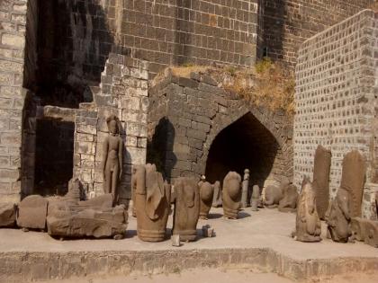 Ignored wanting to maintain the historic Craftsmanship of Kandahar; Needs to install the latest museum | कंधारात ऐतिहासिक कलाकुसरीची मूर्तीशिल्प देखभाली अभावी दुर्लक्षित;  अद्ययावत वस्तूसंग्रहालयाची गरज