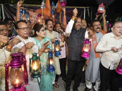 BJP's 'lamp' agitation against power crisis in nagpur | नागपुरात वीजसंकटाविरोधात भाजप उतरली रस्त्यावर; राज्य सरकारला दाखवला 'कंदील'