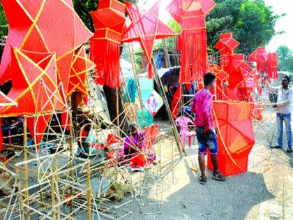 Even today the attraction of the bamboo and cloth skyscrapers | बांबू, कापडाच्या आकाशकंदिलांचे आजही आकर्षण