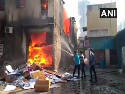 Two labourers killed in fire at jeans manufacturing factory | कांदिवलीच्या जीन्स फॅक्टरीमधील आगीत चौघांचा मृत्यू