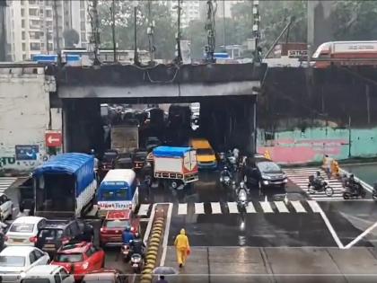 in mumbai commuters are angry about the traffic jams caused by the construction of akurli subway in kandivali  | कांदिवलीतील 'आकुर्ली सब-वे'च्या कामामुळे होतेय वाहतूक कोंडी; प्रवासी संतप्त 