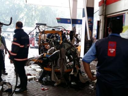 Cylinder explosion at petrol pump in Mumbai's Kandivali, three injured | VIDEO : कांदिवलीत पेट्रोल पंपावर सिलेंडरचा स्फोट, तीन जण जखमी