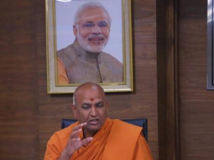 Even in this life it is not possible for me to enter politics Explanation of the Invisible Kadsiddheshwar Swami, Swami of the Siddhgir Math at Kaneri | Kolhapur News: अदृश्य काडसिद्धेश्वर स्वामी भाजपात प्रवेश करणार? स्वामींनी स्पष्टच सांगितलं, म्हणाले...